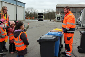 Christoph Schiefer stellte den Kindern Fragen zu den Mülltonnen. (Foto © Sandra Grünwald)