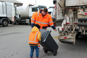 Christoph zeigt, wo die Mülltonne platziert werden muss. (Foto © Sandra Grünwald)