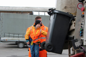 Die kleinen Müllmänner und Müllfrauen wurden kurzerhand hochgehoben, damit sie den Knopf drücken konnten. (Foto © Sandra Grünwald)
