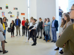 Die Schülerinnen und Schüler präsentieren den anderen Gruppen ihre Projekte. (Foto: © Martina Hörle)