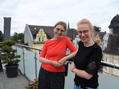 Kleinster Verein von Ohligs – Kultur, Gemeinschaft und ehrenamtliches Engagement Die beiden Vorsitzenden Christiane Backendorf (li) und Danica Stock haben gemeinsam mit ihren Vereinsmitgliedern vom kleinsten Verein von Ohligs viele Pläne für ihren Stadtteil. (Foto: © Martina Hörle)