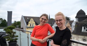 Kleinster Verein von Ohligs – Kultur, Gemeinschaft und ehrenamtliches Engagement Die beiden Vorsitzenden Christiane Backendorf (li) und Danica Stock haben gemeinsam mit ihren Vereinsmitgliedern vom kleinsten Verein von Ohligs viele Pläne für ihren Stadtteil. (Foto: © Martina Hörle)