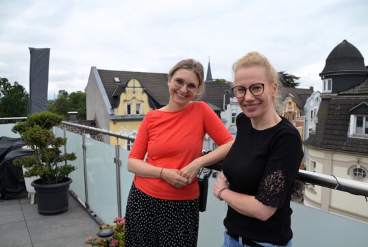 Die beiden Vorsitzenden Christiane Backendorf (li) und Danica Stock haben gemeinsam mit ihren Vereinsmitgliedern vom kleinsten Verein von Ohligs viele Pläne für ihren Stadtteil. (Foto: © Martina Hörle)