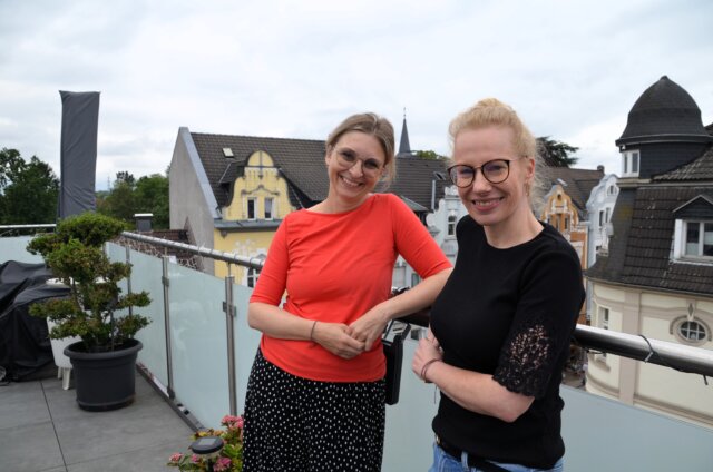 Kleinster-Verein-von-Ohligs - 1 Die beiden Vorsitzenden Christiane Backendorf (li) und Danica Stock haben gemeinsam mit ihren Vereinsmitgliedern vom kleinsten Verein von Ohligs viele Pläne für ihren Stadtteil. (Foto: © Martina Hörle)