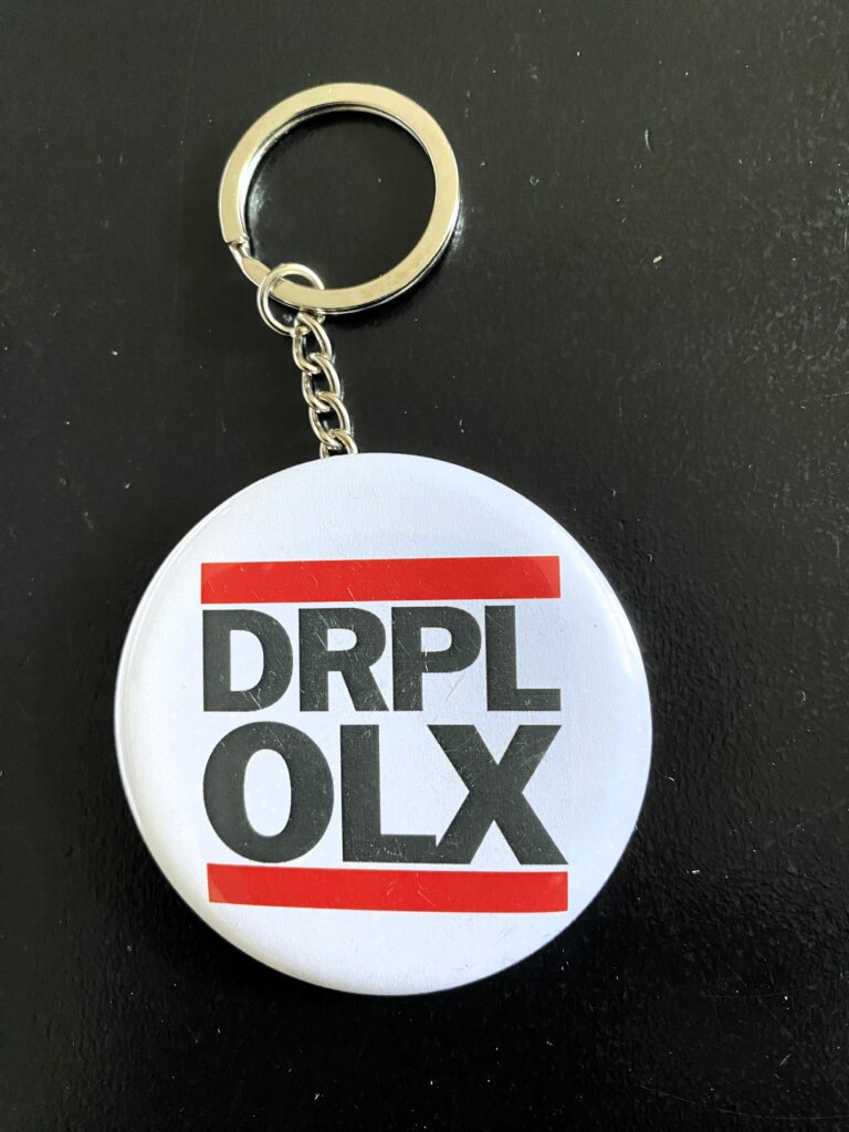 Die Buttons, die ursprünglich nur für das Dürpelfest vorgesehen waren, sind ein Renner geworden. Interessenten können sie gegen Spende erwerben. (Foto: © Martina Hörle)