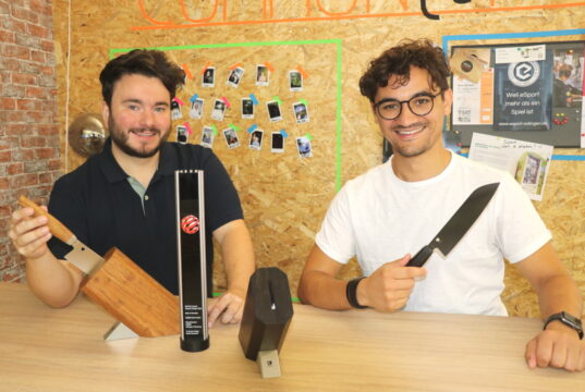 Robin Reuschel von KLENG (re.) vereint mit seinen Messern traditionelle Handwerkskunst und innovative Technologie. Phil Derichs (li.) vom Coworkit Solingen unterstützt das Startup tatkräftig. (Foto: © Bastian Glumm)