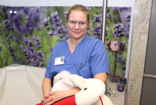 Amelie Srenker ist Hebamme im Team des Kreißsaals im Solinger Klinikum. (Foto: © Bastian Glumm)