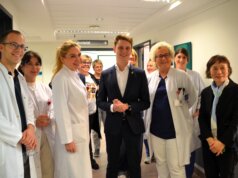 Klinikum Solingen: Wiedereröffnung der Onkologischen Ambulanz (v. li. Dr. med. Andreas Zimmermann, Tea Tsotsonava, Dr. med. Viola Fox, OB Daniel Flemm, Dr. med. Renate Lenart, Mutsumi Okada) Freuen sich über die erfolgreiche Zertifizierung als Onkologisches und Hämatologisches Zentrum und die Eröffnung der Kunstausstellung. (Foto: © Martina Hörle)