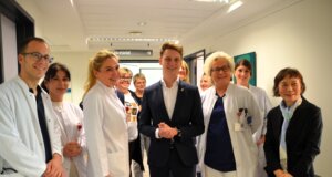Klinikum Solingen: Wiedereröffnung der Onkologischen Ambulanz (v. li. Dr. med. Andreas Zimmermann, Tea Tsotsonava, Dr. med. Viola Fox, OB Daniel Flemm, Dr. med. Renate Lenart, Mutsumi Okada) Freuen sich über die erfolgreiche Zertifizierung als Onkologisches und Hämatologisches Zentrum und die Eröffnung der Kunstausstellung. (Foto: © Martina Hörle)