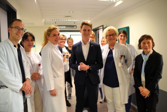 (v. li. Dr. med. Andreas Zimmermann, Tea Tsotsonava, Dr. med. Viola Fox, OB Daniel Flemm, Dr. med. Renate Lenart, Mutsumi Okada) Freuen sich über die erfolgreiche Zertifizierung als Onkologisches und Hämatologisches Zentrum und die Eröffnung der Kunstausstellung. (Foto: © Martina Hörle)