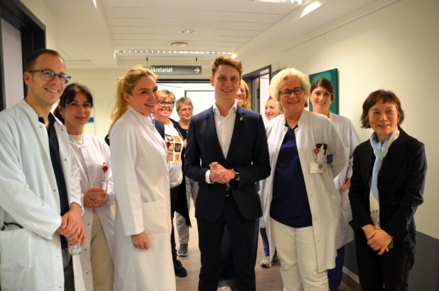 Klinikum-Zertifizierung-Onkologie-Vernissage - 1 (v. li. Dr. med. Andreas Zimmermann, Tea Tsotsonava, Dr. med. Viola Fox, OB Daniel Flemm, Dr. med. Renate Lenart, Mutsumi Okada) Freuen sich über die erfolgreiche Zertifizierung als Onkologisches und Hämatologisches Zentrum und die Eröffnung der Kunstausstellung. (Foto: © Martina Hörle)