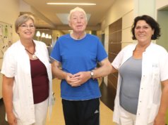 Sind im Klinikum für das neuartige Fast-Track-Verfahren zuständig und bringen Patienten möglichst schnell wieder auf die Beine: Die Krankenschwestern Ina Lang (li.) und Marion Huhn. (Foto: © Bastian Glumm)