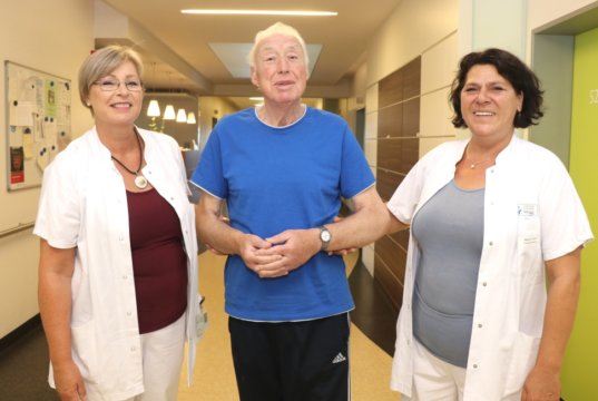Sind im Klinikum für das neuartige Fast-Track-Verfahren zuständig und bringen Patienten möglichst schnell wieder auf die Beine: Die Krankenschwestern Ina Lang (li.) und Marion Huhn. (Foto: © Bastian Glumm)