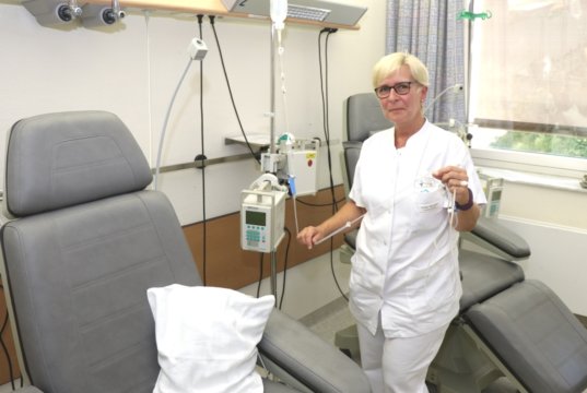 Kirsten Gardlowski arbeitet seit 1981 im Klinikum Solingen. Heute gehört sie zum Team der onkologischen Tagesklinik. (Foto: © Bastian Glumm)