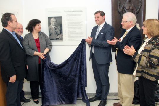 Barbara Matthies, Chefin des Solinger Klinikums, und Oberbürgermeister Tim Kurzbach enthüllten am Freitag eine Gedenktafel für Prof. Dr. Eduard Schott. (Foto: © B. Glumm)