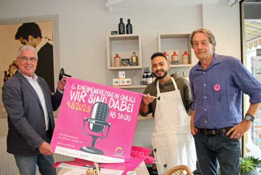 Hans Gerd Frambach (li.) und Michael Morsbach (re.) von den Ohligser Jongens präsentierten das Programm des 6. Kneipenfreitags, Manuel Primogeri (mi.) ist mit dem Primo Pasta zum ersten Mal dabei. (Foto: © Sandra Grünwald)