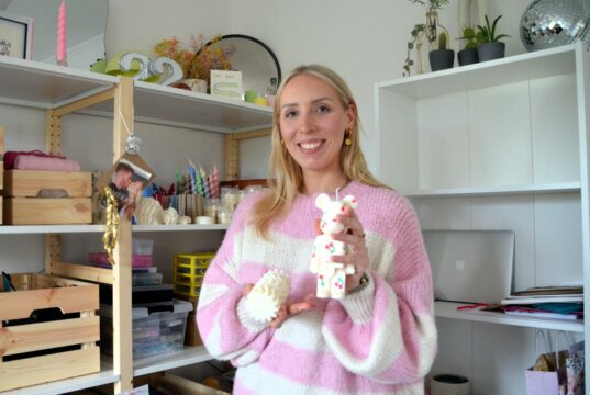 Die 25-jährige Solingerin Franziska Hakenberg stellt Kerzen und Ketten unter der Marke „Studio 22“ her. (Foto: © Martina Hörle)