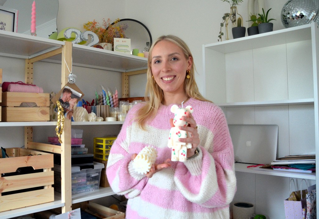 Die 25-jährige Solingerin Franziska Hakenberg stellt Kerzen und Ketten unter der Marke „Studio 22“ her. (Foto: © Martina Hörle)