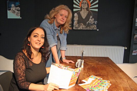 Janine Werner, Vorsitzende des Güterhallen-Vereins und Petra Krötzsch, Öffentlichkeitsarbeit, (v.l.) präsentierten die kostenlosen Kreativkurse des ersten Projektjahres, die in den Güterhallen stattfinden werden. (Foto © Sandra Grünwald)