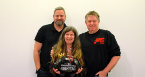 Mordsspannung und viel Humor: Erster Krimitag im Klingenmuseum Die Krimi-Cops und Saga Grünwald (v. li. Carsten Rösler, Saga Grünwald, KlausStickelbroek) sorgten mit ihren vielfältigen Geschichten beim ersten Krimitag in Solingen für einen großen Erfolg. (Foto: © Martina Hörle)