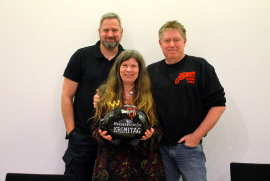 Die Krimi-Cops und Saga Grünwald (v. li. Carsten Rösler, Saga Grünwald, KlausStickelbroek) sorgten mit ihren vielfältigen Geschichten beim ersten Krimitag in Solingen für einen großen Erfolg. (Foto: © Martina Hörle)