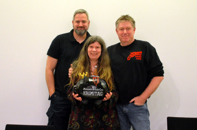 Krimitag-Solingen-Klingenmuseum-Krimi-Cops-Saga_Grünwald - 1 Die Krimi-Cops und Saga Grünwald (v. li. Carsten Rösler, Saga Grünwald, KlausStickelbroek) sorgten mit ihren vielfältigen Geschichten beim ersten Krimitag in Solingen für einen großen Erfolg. (Foto: © Martina Hörle)