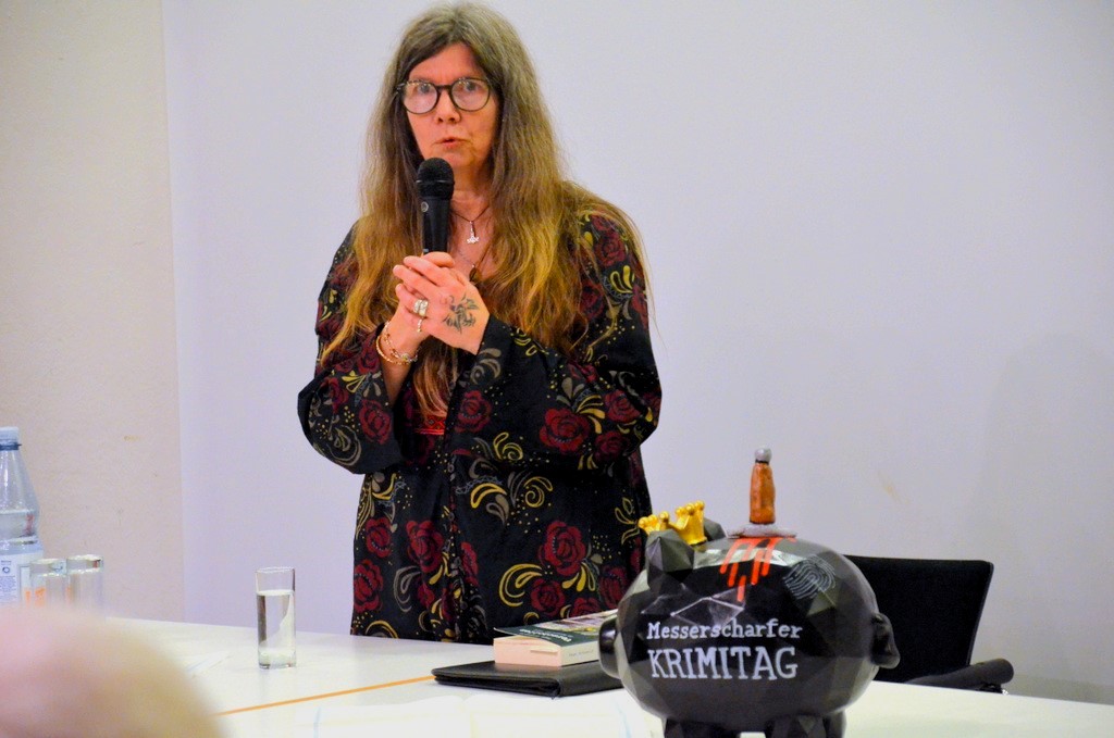 Saga Grünwald begrüßte die rund 50 Besucher und gab einen kurzen Überblick über das Programm. (Foto: © Martina Hörle)