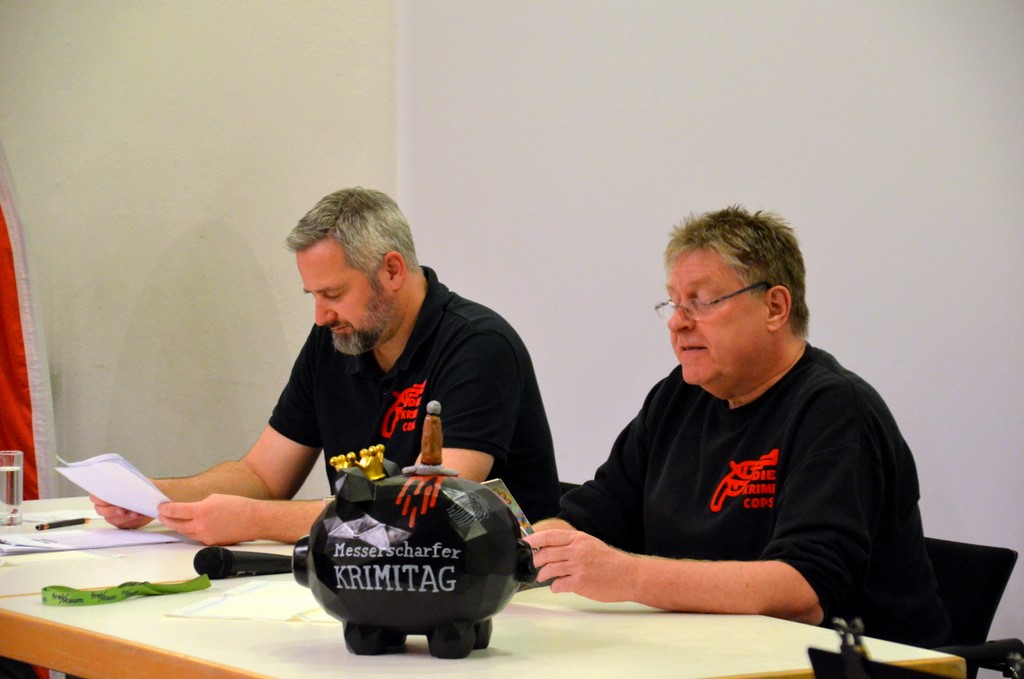 Gekonnt warfen sich die beiden Krimi-Cops die Bälle zu. Das Publikum war begeistert und sparte nicht mit Applaus. (Foto: © Martina Hörle)