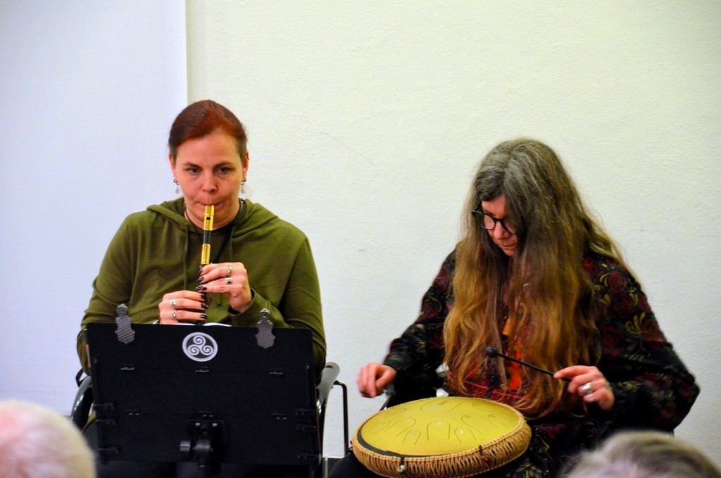 Alexandra Keller (li) und Saga Grünwald lieferten den Gästen ein Duett der besonderen Art. (Foto: © Martina Hörle)