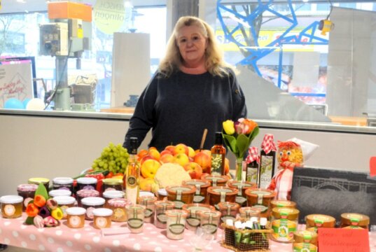 Beim Kulinarischen Markttag präsentiert Jutta Lang eine Vielfalt regionaler Köstlichkeiten aus ihrem Hofladen. (Foto: © Martina Hörle)