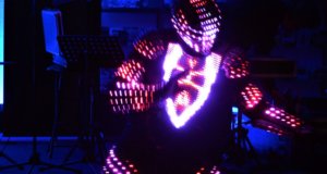Slava Brud, Tänzer und Kollege von Hüsnü Turan (Tanzschule Step Up), zeigt eine beeindruckende Performance „Light me up“. Sein Outfit besteht aus zahlreichen Sportprotektoren und leuchtet mit 2.000 LED’s. (Foto: © Martina Hörle)