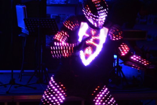 Slava Brud, Tänzer und Kollege von Hüsnü Turan (Tanzschule Step Up), zeigt eine beeindruckende Performance „Light me up“. Sein Outfit besteht aus zahlreichen Sportprotektoren und leuchtet mit 2.000 LED’s. (Foto: © Martina Hörle)