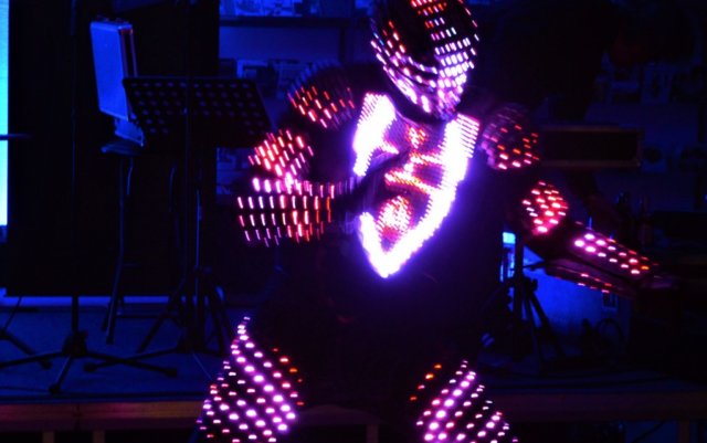 Slava Brud, Tänzer und Kollege von Hüsnü Turan (Tanzschule Step Up), zeigt eine beeindruckende Performance „Light me up“. Sein Outfit besteht aus zahlreichen Sportprotektoren und leuchtet mit 2.000 LED’s. (Foto: © Martina Hörle)