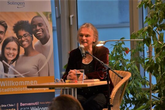 Autorin Elke Heidenreich gab einen Einblick in ihre Autobiografie des Lesens und berichtete über die besondere Beziehung der Menschen zu ihrer Kleidung. Die Karten für diese Lesung waren in Windeseile ausverkauft. (Foto: © Martina Hörle)