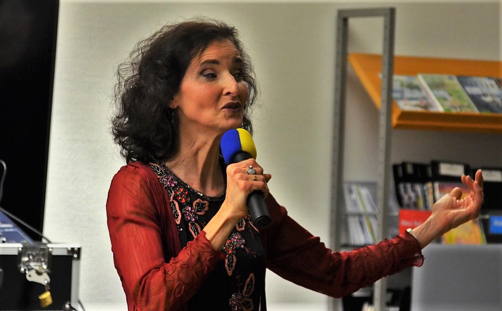 Sängerin und Schauspielerin Brigitt Annessy nahm ihre Zuhörer mit auf eine Reise durch die Geschichte des Chansons. Begleitet wurde sie dabei von Dieter Lein am Klavier. (Foto: © Martina Hörle)