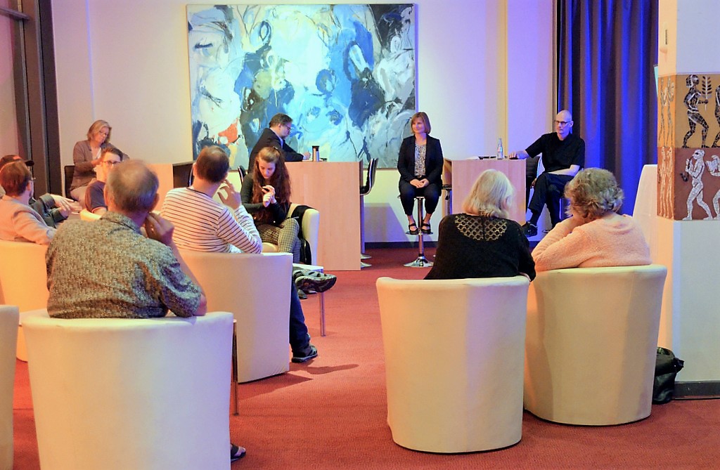 Rund zehn Gäste waren am Montagabend zum ersten „Kulturlabor“ in der Theaterlounge erschienen. (Foto: © Martina Hörle)