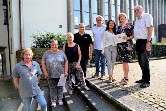 (v. li. Werner Parplies und Andrea Piagno von fastperfect, Heidi Theunissen, Küster Mile Nikoloski, Frank Voß, Maryam Sabri, Pfarrerin Jutta Degen, Wolfgang Günther) Mitwirkende und Organisatoren sind gespannt, wie die dritte Kulturwoche ankommt. (Foto: © Martina Hörle)