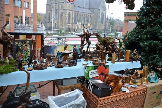 Bunt und vielfältig zeigte sich auch in diesem Jahr der Kunst-Weihnachtsbasar, den Timm Kronenberg im Rahmen des city-art-projects in den Clemens-Galerien organisiert hatte. (Foto: © Martina Hörle)