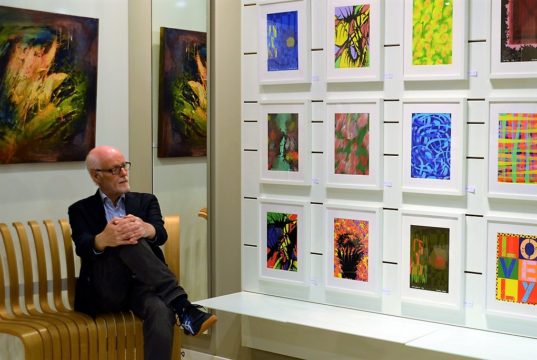 Klaus Dreikausen, Organisator und Mitaussteller, zeigt einen Ausschnitt aus seinem reichhaltigen Fundus an Digital-Druck-Grafiken. An dem Bildschirm gegenüber können Besucher in einer Präsentation einen Großteil seiner weiteren Arbeiten ansehen. (Foto: © Martina Hörle)