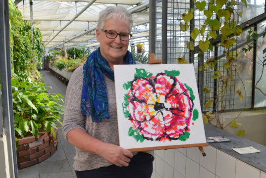Wieder präsentiert die Malgruppe des Botanischen Gartens ihre zauberhaften Arbeiten. Sabine Schulz-Wolff leitet die Gruppe der Hobbykünstlerinnen und –künstler. Sie möchte ihren Teilnehmern nicht nur Maltechniken vermitteln, sondern auch den Blick für die Natur schärfen. (Foto: © Martina Hörle)