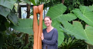 Ela Schneider kreiert seit 25 Jahren Holzobjekte. Sie ist fasziniert von diesem wunderbaren Werkstoff. Bei ihr dürfen Besucher zur großen Freude die Objekte auch anfassen. Die Künstlerin ist Mitglied der Galerie SK. (Foto: © Martina Hörle)