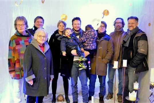 Freuen sich schon sehr auf den traditionellen Freitag mit „Kunst & Kostbarkeiten (v. li. Christina Koester, Ulle Huth, Andre Peer, Marie Brockhaus, Daniel Niederau, Moritz Albert, Boris v. Reibnitz, Dirk Balke) (Foto: © Martina Hörle)