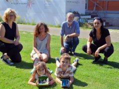 (v. li. Patricia Stute, Ines Hörster, Ingo Schleutermann, Janine Werner. Im Vordergrund Maila und Tamino) Der zehnjährige Tamino Hörster hat sich als erster angemeldet. Er kam gleich persönlich vorbei. Mutter Ines und die sechsjährige Schwester Maila haben ihn begleitet. (Foto: © Martina Hörle)