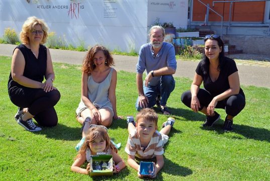 (v. li. Patricia Stute, Ines Hörster, Ingo Schleutermann, Janine Werner. Im Vordergrund Maila und Tamino) Der zehnjährige Tamino Hörster hat sich als erster angemeldet. Er kam gleich persönlich vorbei. Mutter Ines und die sechsjährige Schwester Maila haben ihn begleitet. (Foto: © Martina Hörle)