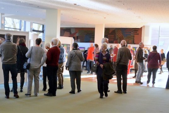 Rund 300 Besucher waren zur Eröffnung von „Kunstgenuss 60plus“ gekommen. Die beliebte Veranstaltung ist weit über Solingens Grenzen bekannt und feiert im kommenden Jahr Jubiläum. (Foto: © Martina Hörle)