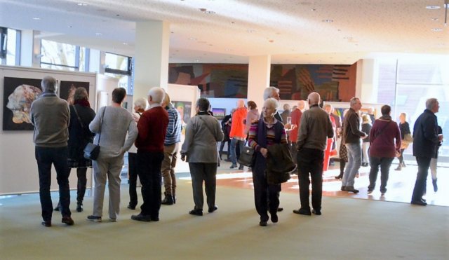 Rund 300 Besucher waren zur Eröffnung von „Kunstgenuss 60plus“ gekommen. Die beliebte Veranstaltung ist weit über Solingens Grenzen bekannt und feiert im kommenden Jahr Jubiläum. (Foto: © Martina Hörle)