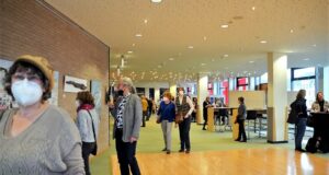 Bereits zum 31. Mal fand die beliebte Ausstellung „Kunstgenuss 60plus“ im Theater und Konzerthaus statt. Die Besucher genossen sichtlich die Möglichkeit des Ausstellungsbesuches und ebenfalls den damit verbundenen Austausch. (Foto: © Martina Hörle)