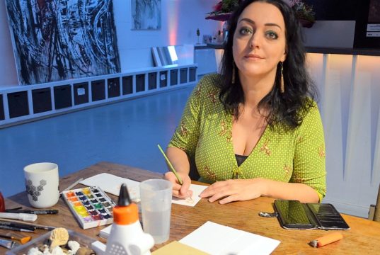 Janine Werner vom Atelier AndersARTig verwandelt Streichholzschachteln in bezaubernde kleine Kunstschachteln. Neben ihren eigenen Motiven bietet sie auch Auftragsarbeiten an. (Foto: © Martina Hörle)