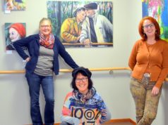 Die Künstlerinnen Kristina Eckel, Heike Ponge und Fia Biba (v. li.) zeigen derzeit in einer Gemeinschaftsausstellung im Gerhard-Berting-Haus einen Querschnitt durch die Vielfalt ihrer Bilder. (Foto: © Martina Hörle)
