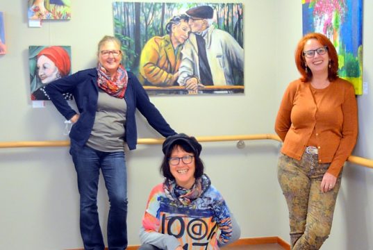 Die Künstlerinnen Kristina Eckel, Heike Ponge und Fia Biba (v. li.) zeigen derzeit in einer Gemeinschaftsausstellung im Gerhard-Berting-Haus einen Querschnitt durch die Vielfalt ihrer Bilder. (Foto: © Martina Hörle)